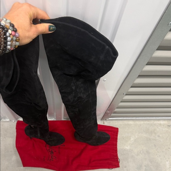 Christian Louboutin Black Pumps with Iconic Red Soles - Picture 5 of 7